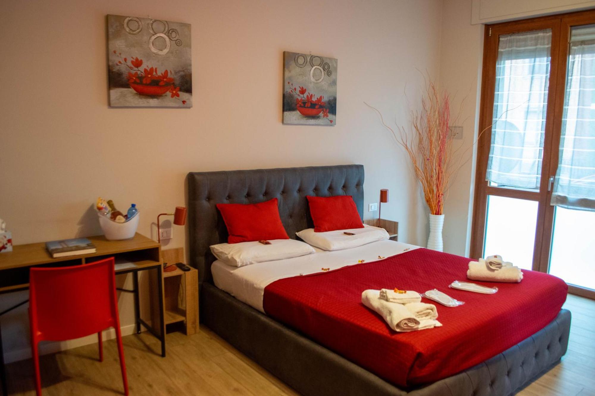 Emmanueli65 Fronte Clinica Per 4 Matrimoniale E Castello Bed and Breakfast Piacenza Eksteriør billede